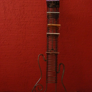 Metalowy stojak na płyty CD - w kształcie gitary